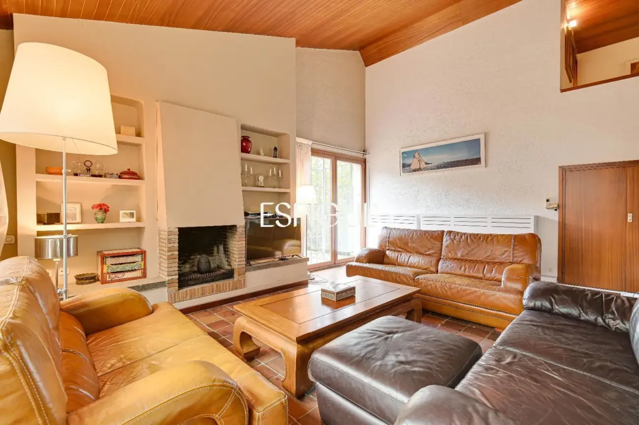 Casa en venta en Bellaterra con gran jardín y mucha privacidad