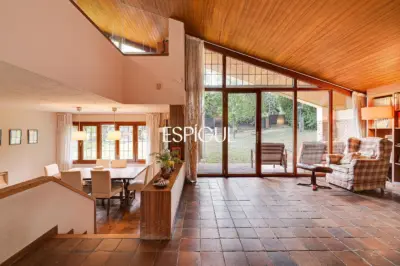 Casa en venta en Bellaterra con gran jardín y mucha privacidad