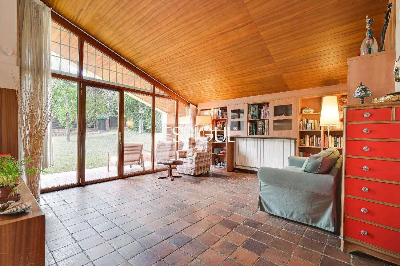 Casa en venta en Bellaterra con gran jardín y mucha privacidad