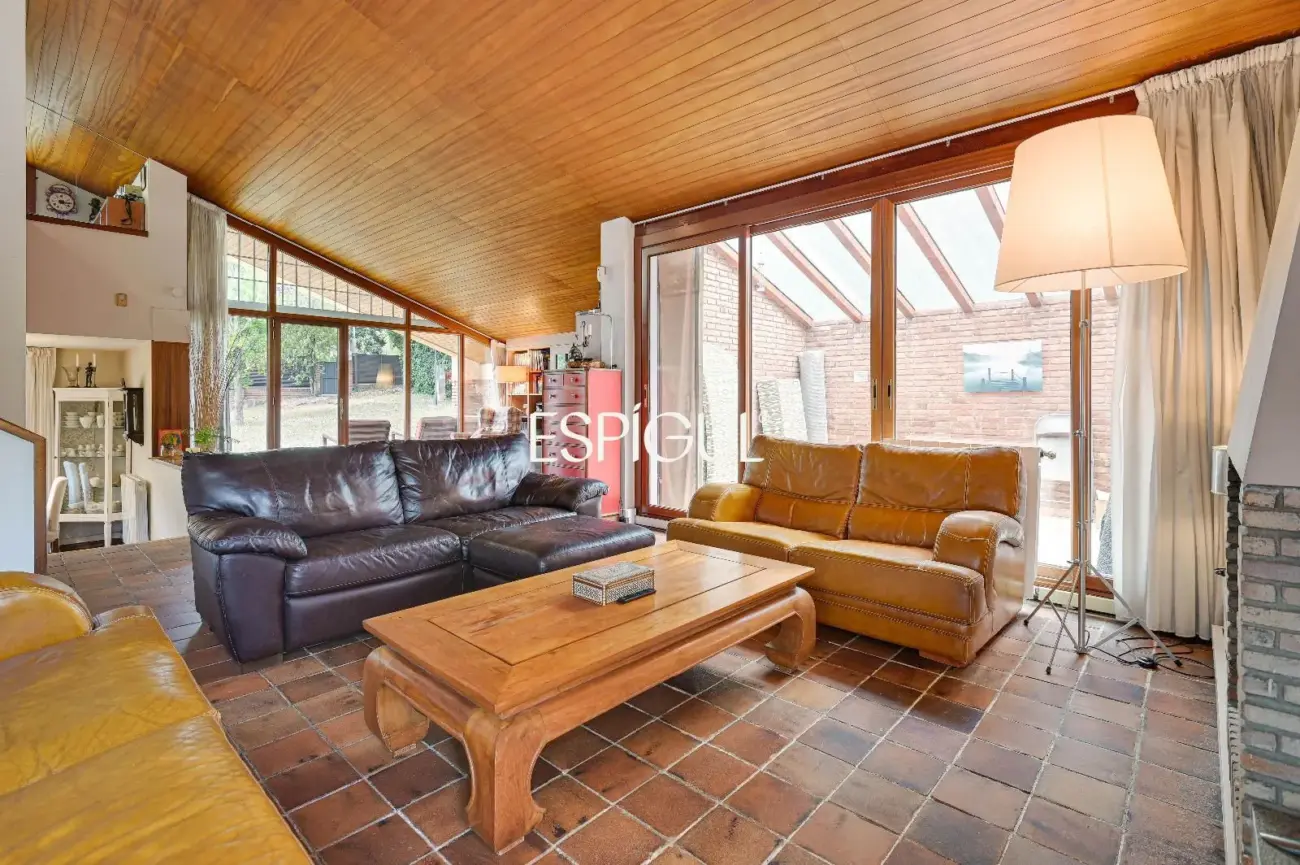 Casa en venta en Bellaterra con gran jardín y mucha privacidad