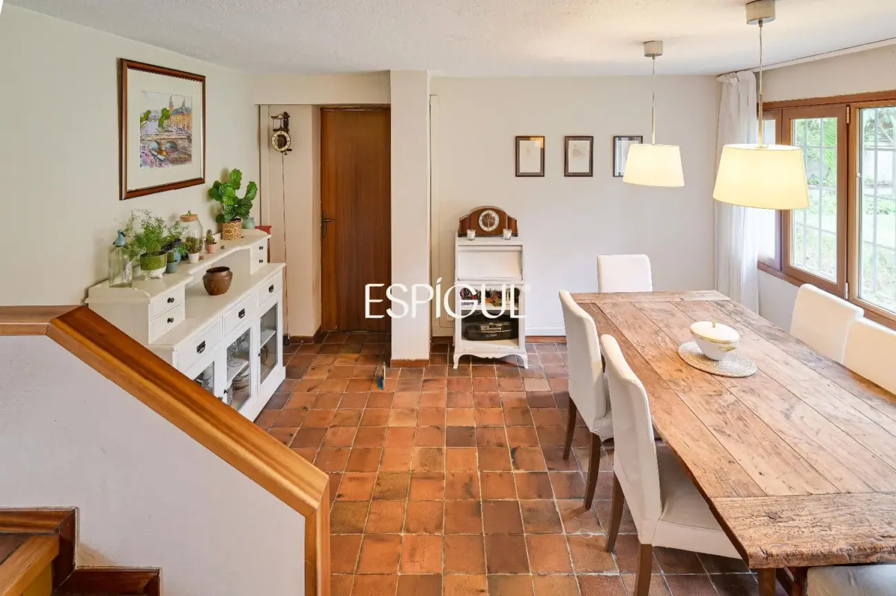 Casa en venta en Bellaterra con gran jardín y mucha privacidad