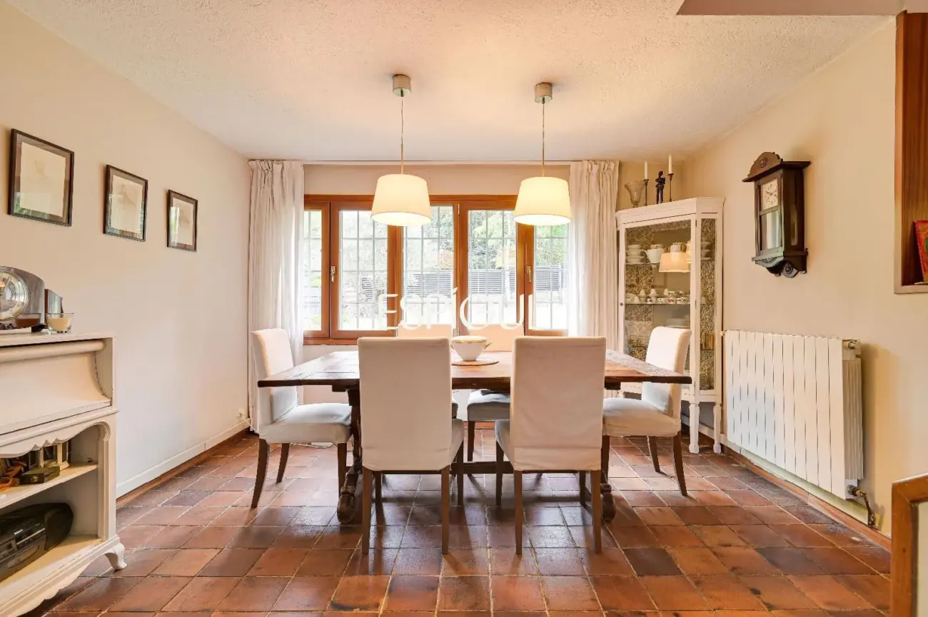 Casa en venta en Bellaterra con gran jardín y mucha privacidad