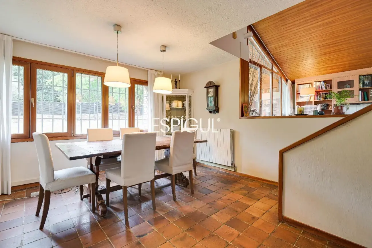 Casa en venta en Bellaterra con gran jardín y mucha privacidad