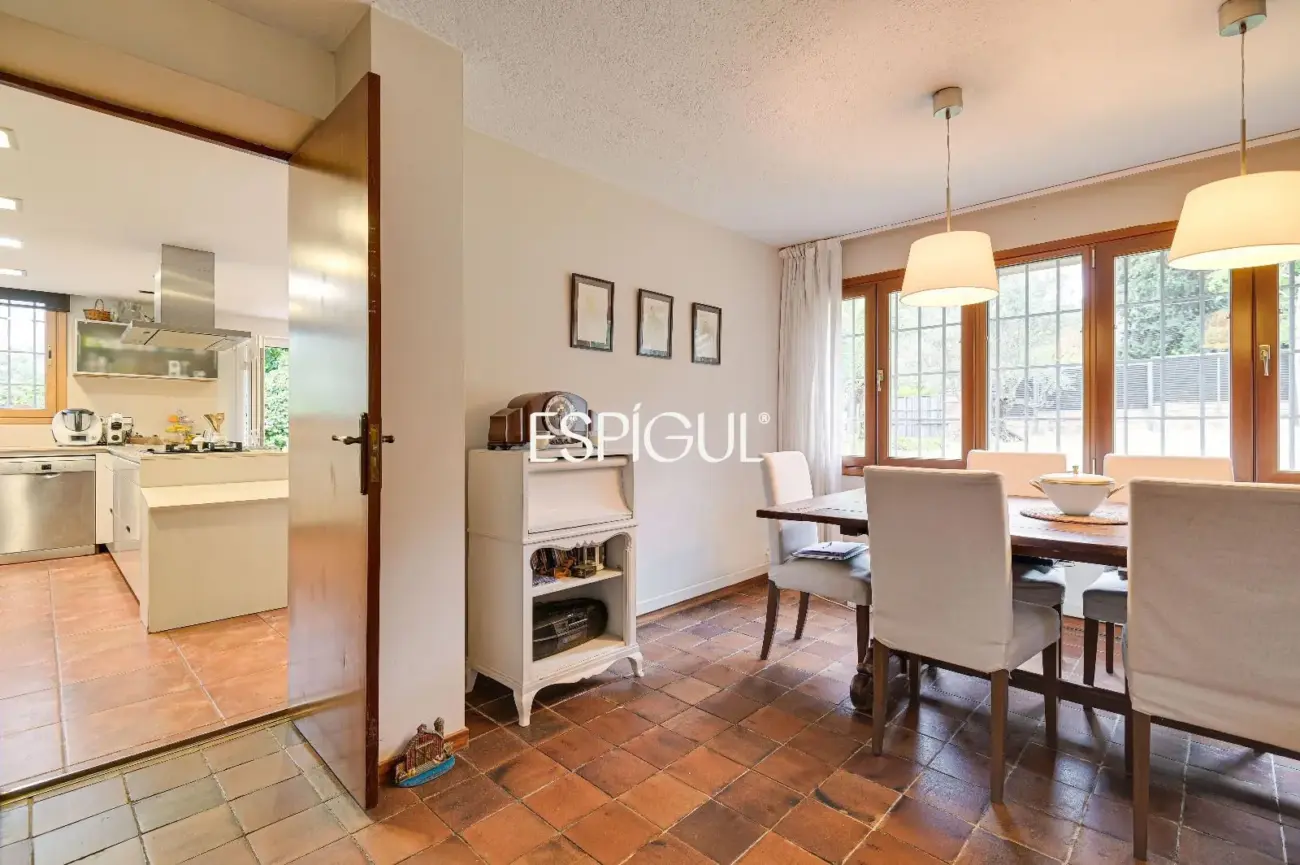 Casa en venta en Bellaterra con gran jardín y mucha privacidad