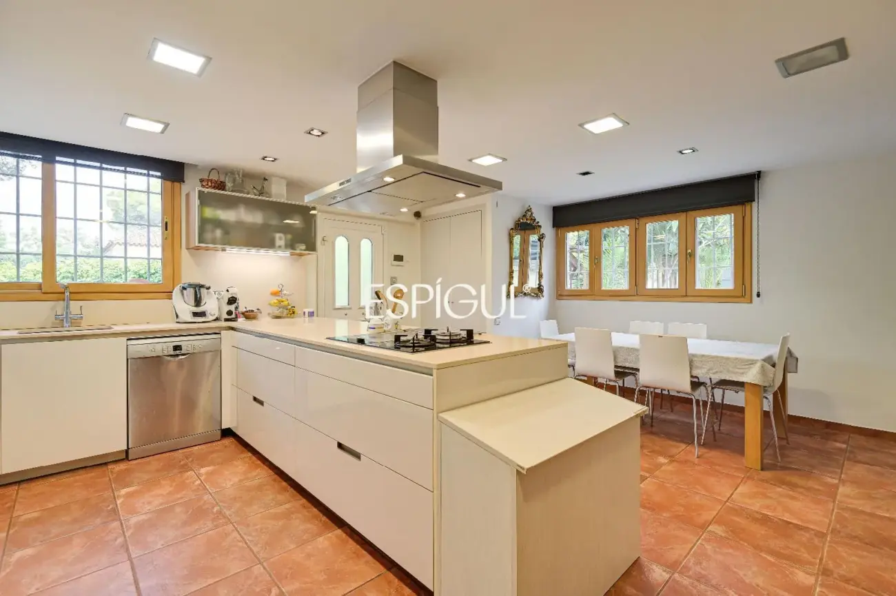 Casa en venta en Bellaterra con gran jardín y mucha privacidad