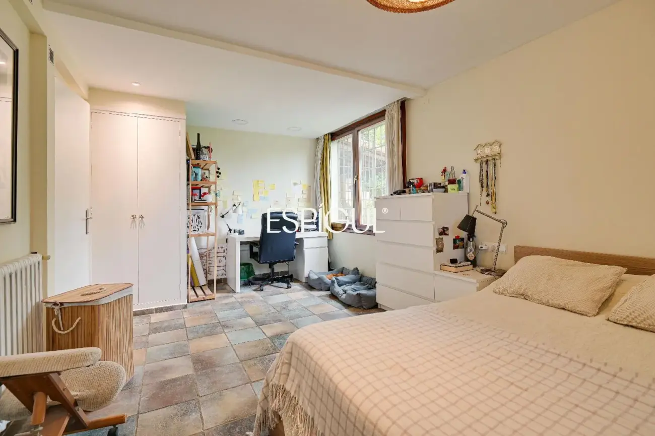 Casa en venta en Bellaterra con gran jardín y mucha privacidad