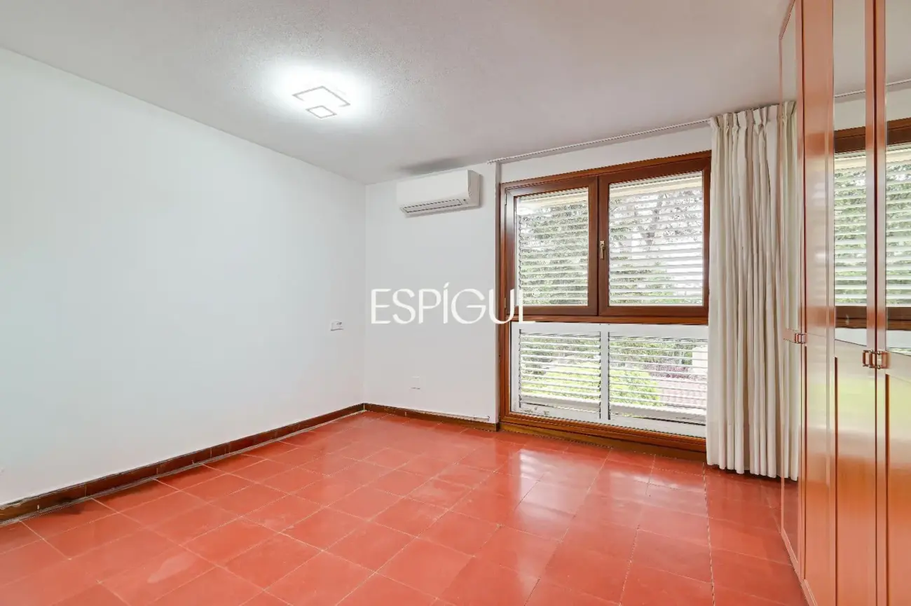 Casa en venta en Bellaterra con gran jardín y mucha privacidad