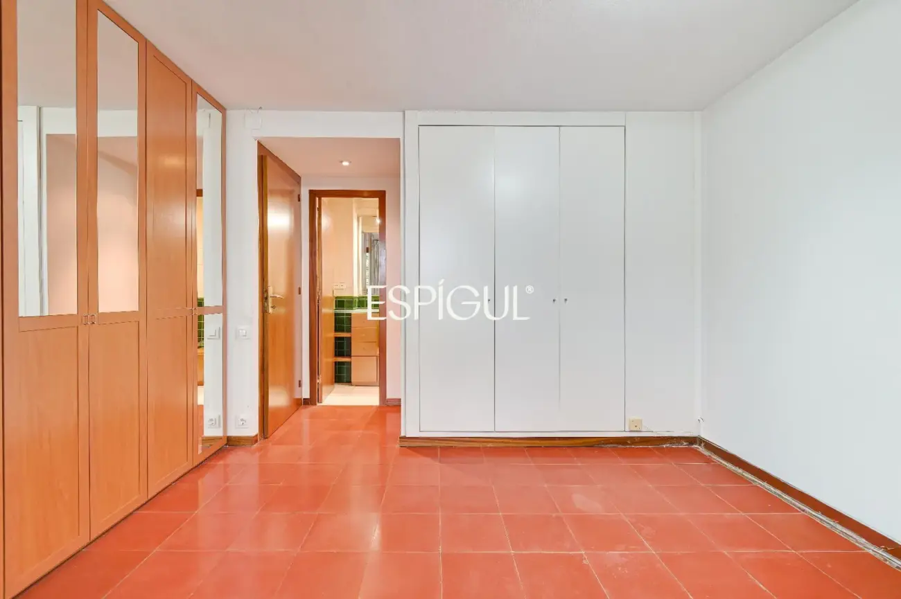 Casa en venta en Bellaterra con gran jardín y mucha privacidad