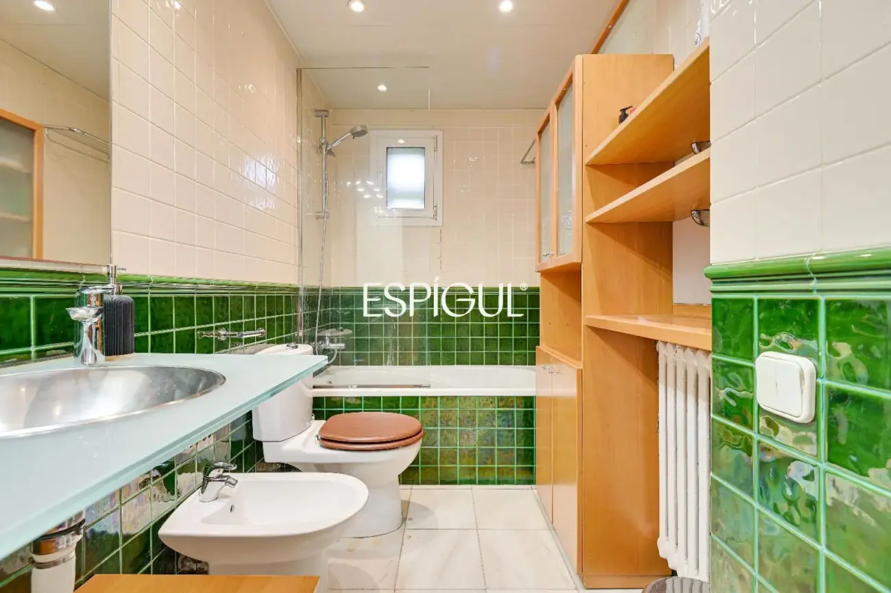 Casa en venta en Bellaterra con gran jardín y mucha privacidad