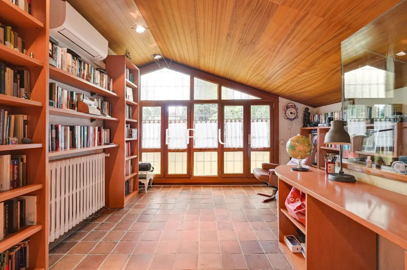 Casa en venta en Bellaterra con gran jardín y mucha privacidad