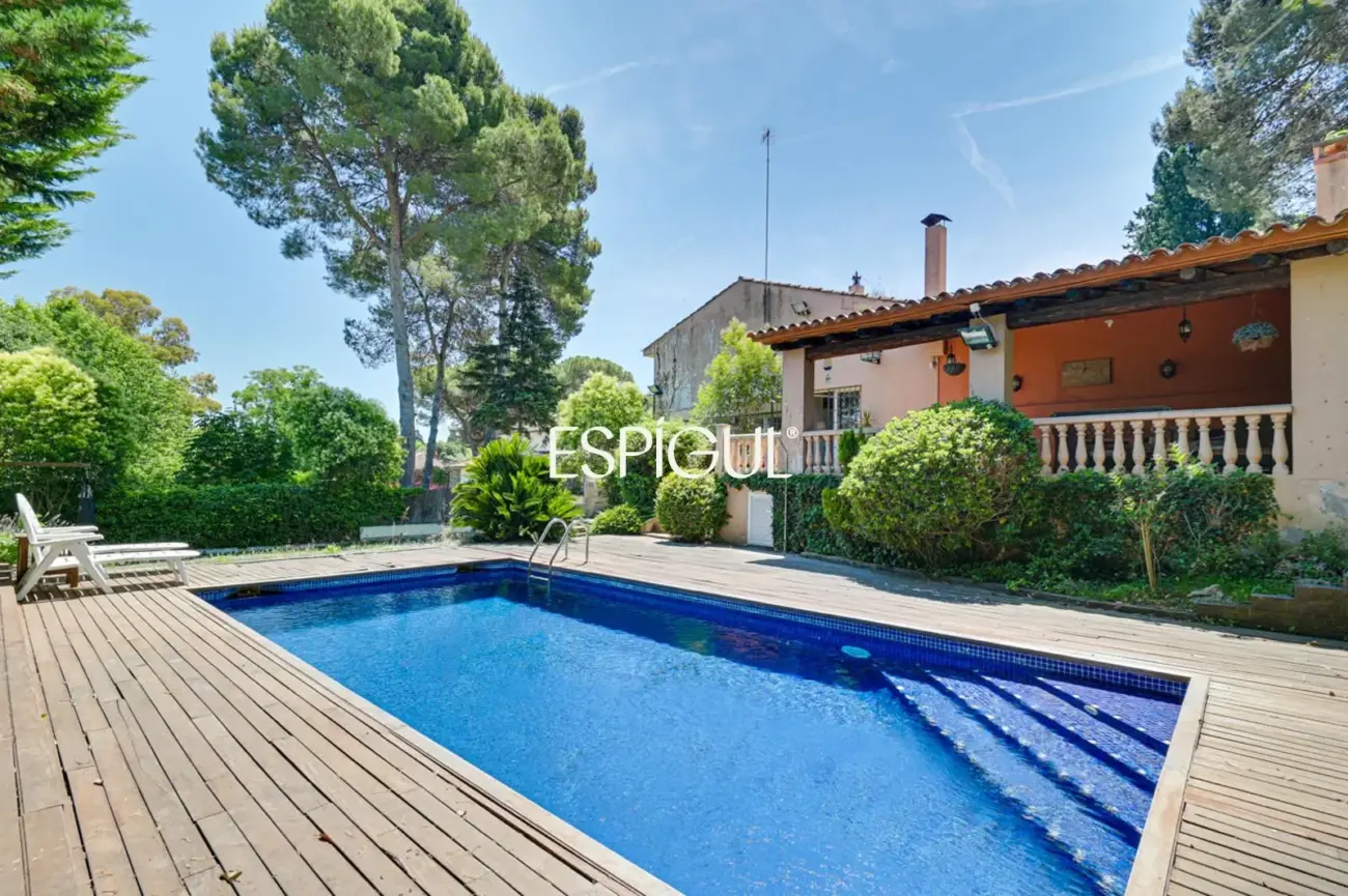 Casa en venta en Bellaterra con gran jardín y mucha privacidad