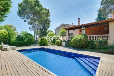 Casa en venta en Bellaterra con gran jardín y mucha privacidad