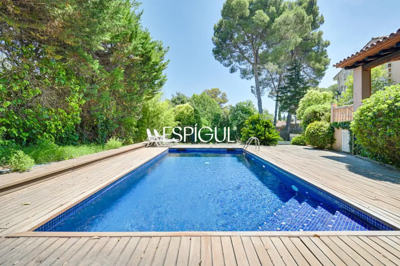 Casa en venta en Bellaterra con gran jardín y mucha privacidad