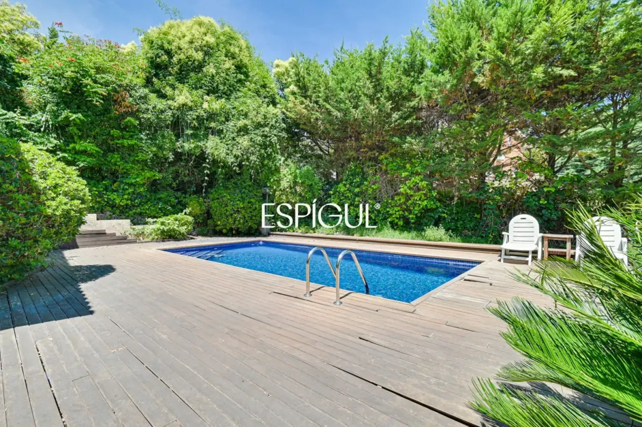 Casa en venta en Bellaterra con gran jardín y mucha privacidad