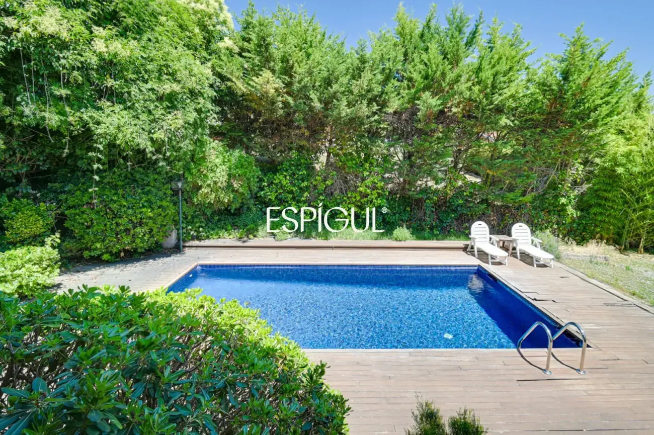 Casa en venta en Bellaterra con gran jardín y mucha privacidad