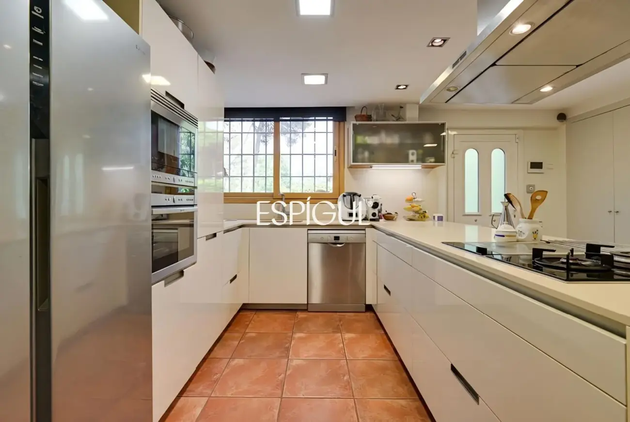 Casa en venta en Bellaterra con gran jardín y mucha privacidad