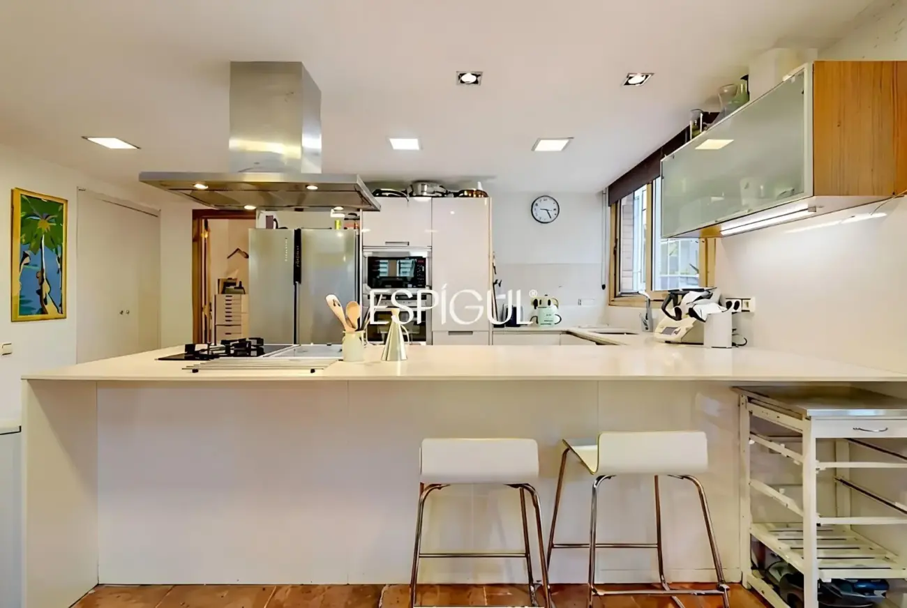 Casa en venta en Bellaterra con gran jardín y mucha privacidad