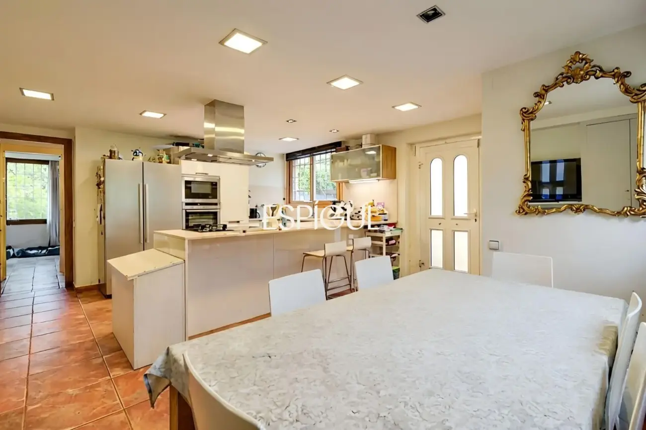 Casa en venta en Bellaterra con gran jardín y mucha privacidad