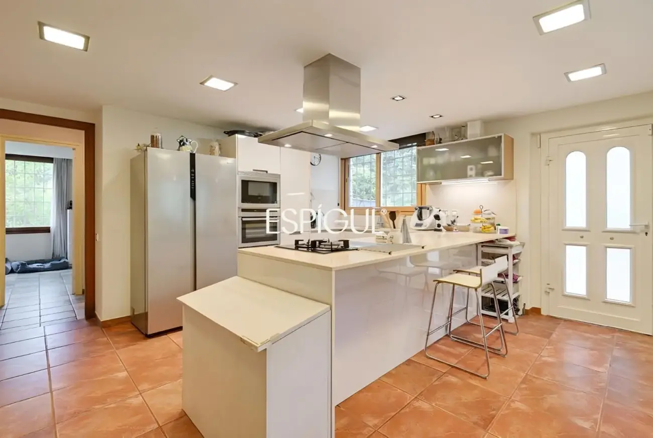 Casa en venta en Bellaterra con gran jardín y mucha privacidad