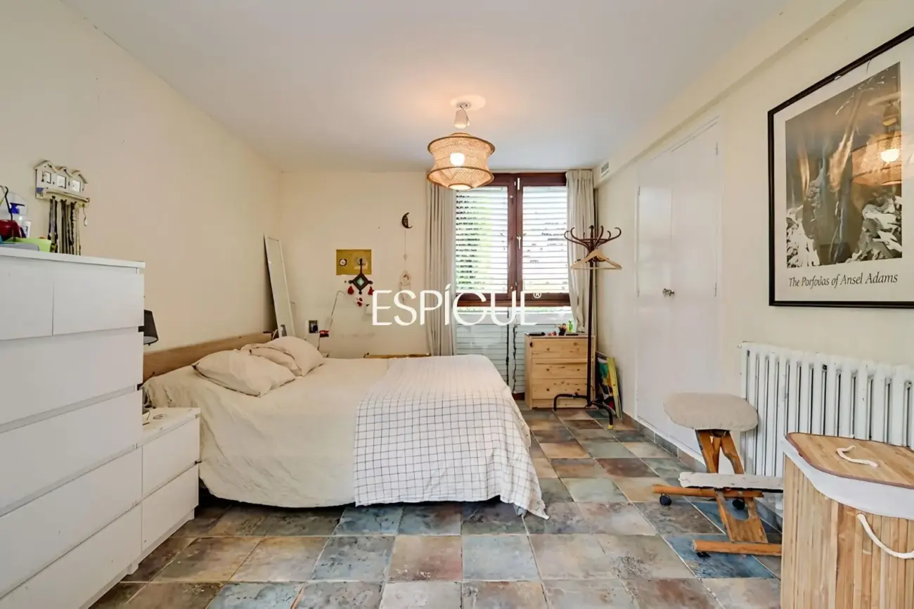 Casa en venta en Bellaterra con gran jardín y mucha privacidad
