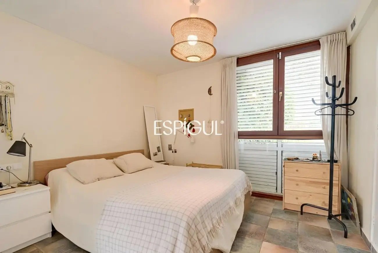 Casa en venta en Bellaterra con gran jardín y mucha privacidad