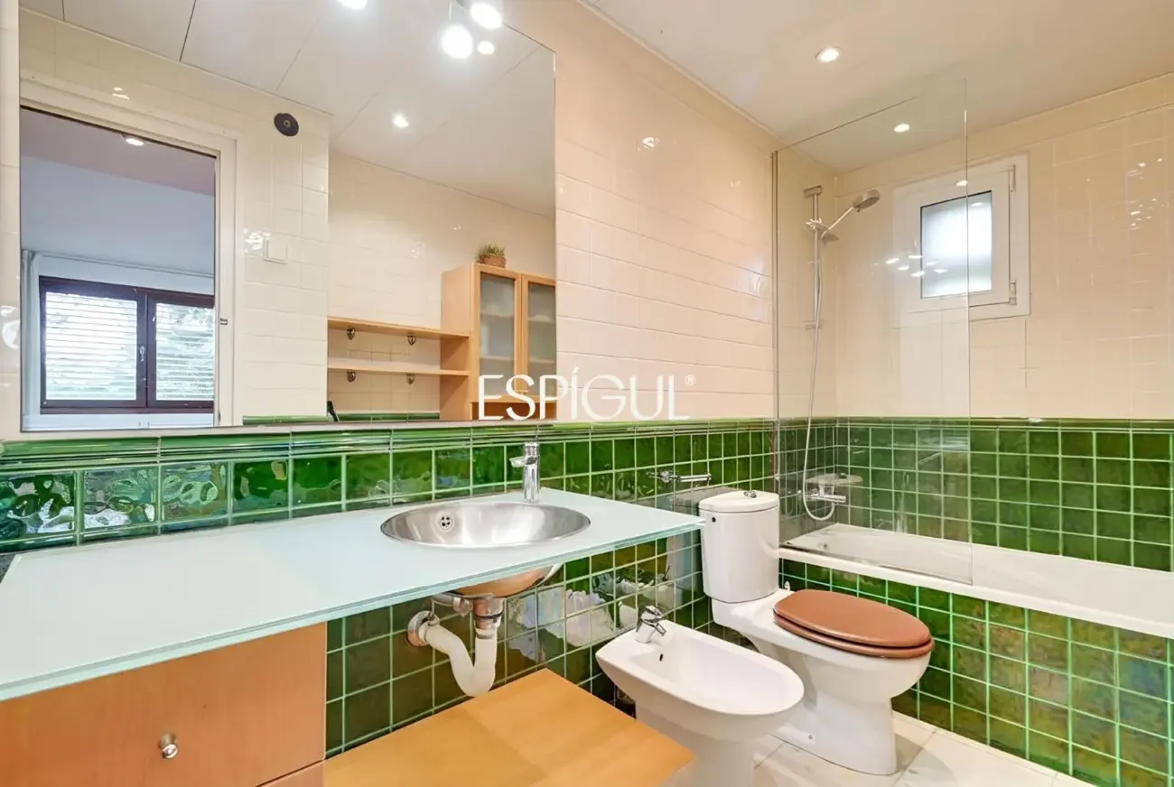 Casa en venta en Bellaterra con gran jardín y mucha privacidad