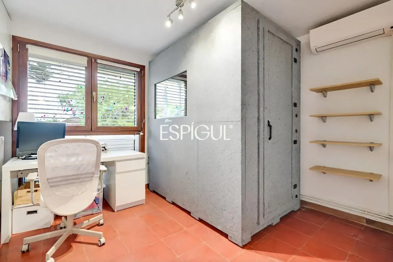Casa en venta en Bellaterra con gran jardín y mucha privacidad