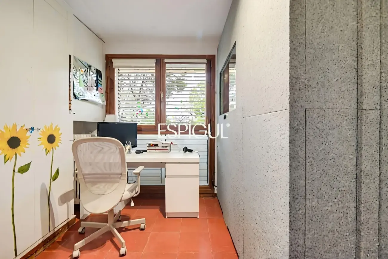 Casa en venta en Bellaterra con gran jardín y mucha privacidad
