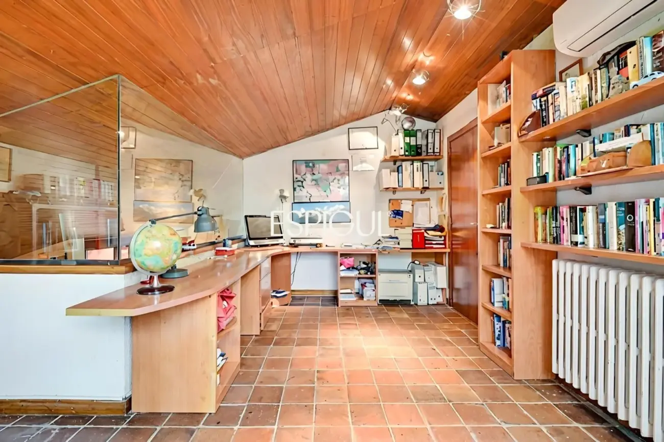 Casa en venta en Bellaterra con gran jardín y mucha privacidad