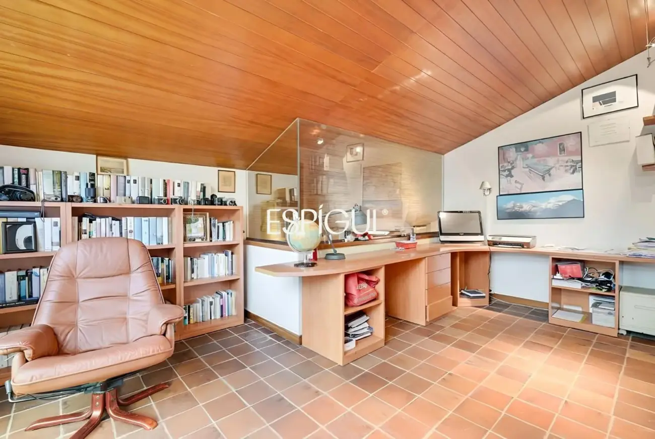 Casa en venta en Bellaterra con gran jardín y mucha privacidad