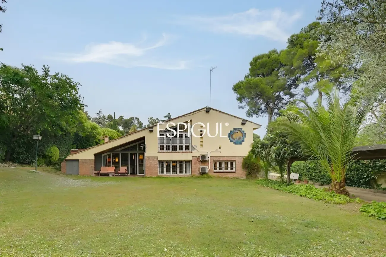 Casa en venta en Bellaterra con gran jardín y mucha privacidad