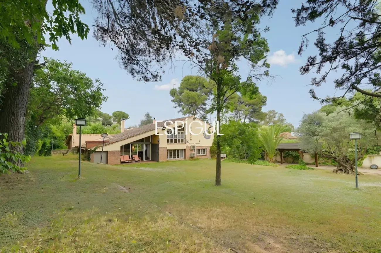 Casa en venta en Bellaterra con gran jardín y mucha privacidad