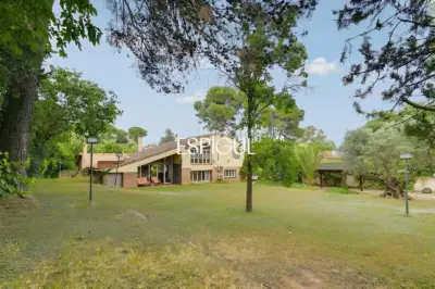 Haus zum Verkauf in Bellaterra mit großem Garten und viel Privatsphäre