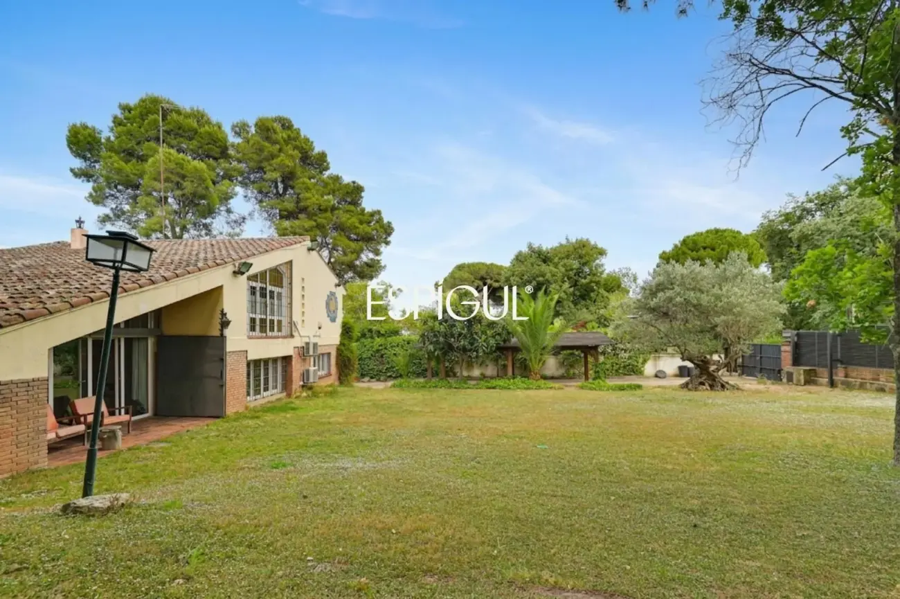 Haus zum Verkauf in Bellaterra mit großem Garten und viel Privatsphäre