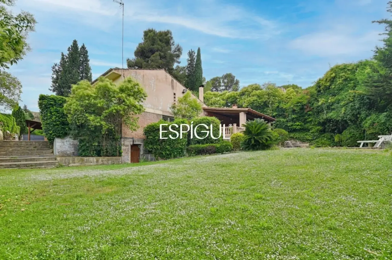 Haus zum Verkauf in Bellaterra mit großem Garten und viel Privatsphäre