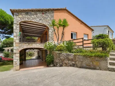 Casa familiar a Finca Verd amb gran potencial