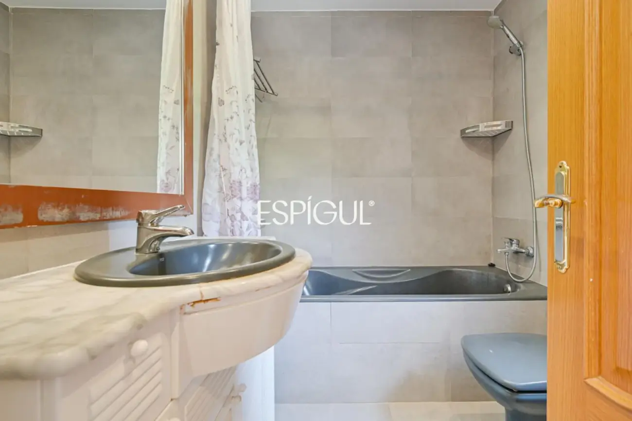 Casa familiar a Finca Verd amb gran potencial