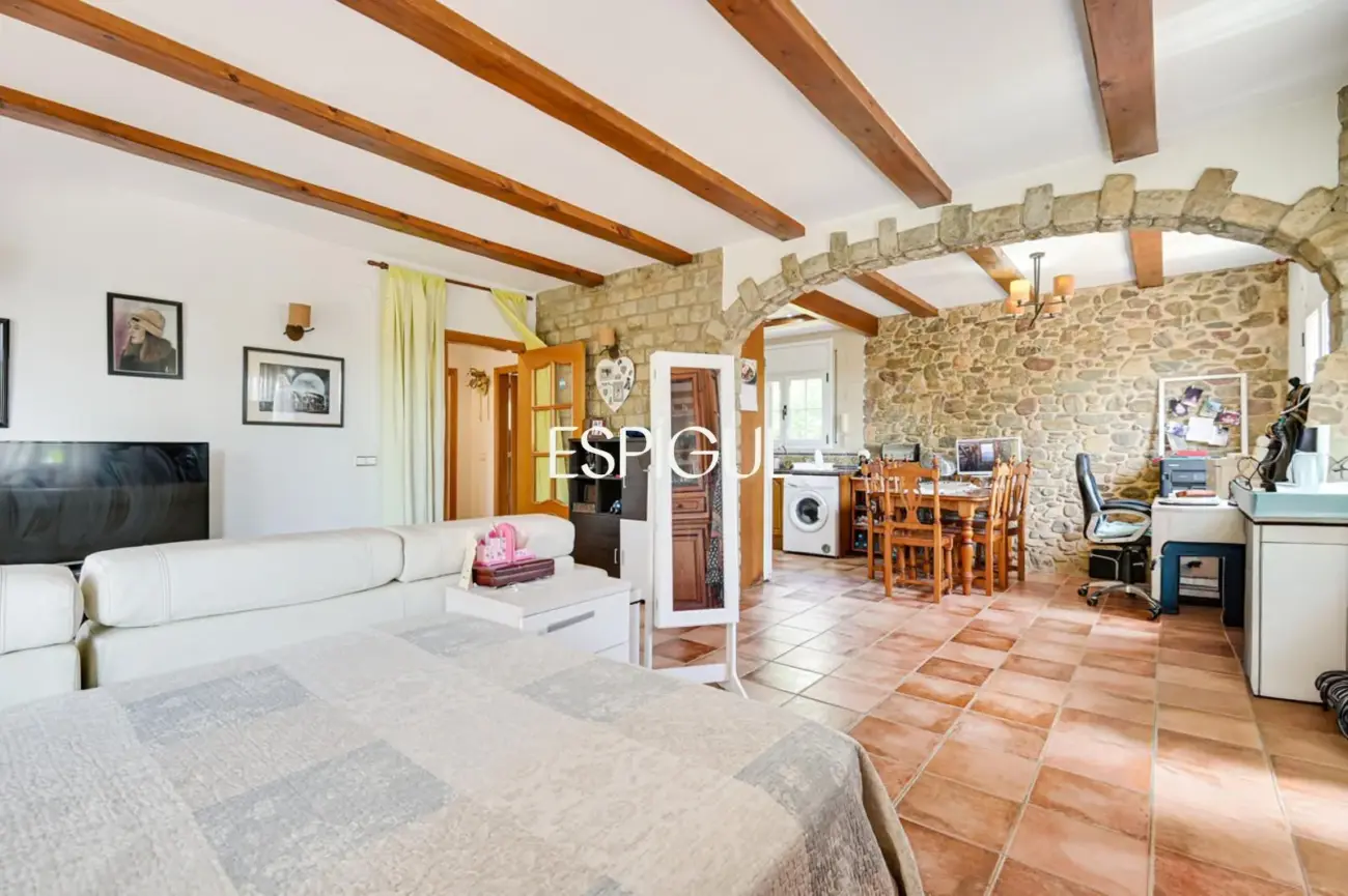 Casa familiar a Finca Verd amb gran potencial