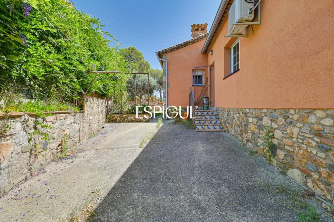 Casa familiar a Finca Verd amb gran potencial