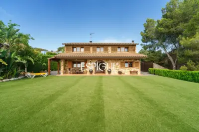 Charming rustic-style detached house in a privileged setting in Argentona