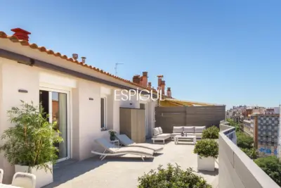 Espectacular ático dúplex de alto standing, amueblado, con parking y terraza de 60 m² en la Dreta de l’Eixample