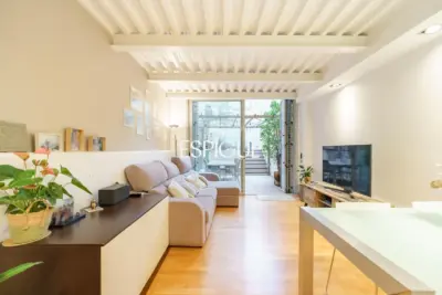 Exclusiva casa de diseño con terraza y solárium privado en el corazón de Sants