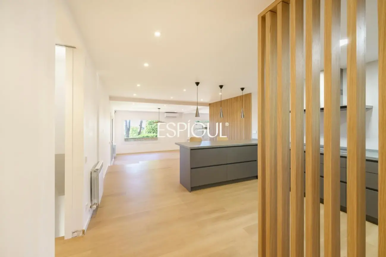 Exklusive Immobilie mit dem Charakter eines Reihenhauses in einer prestigeträchtigen privaten Wohnanlage in Alella
