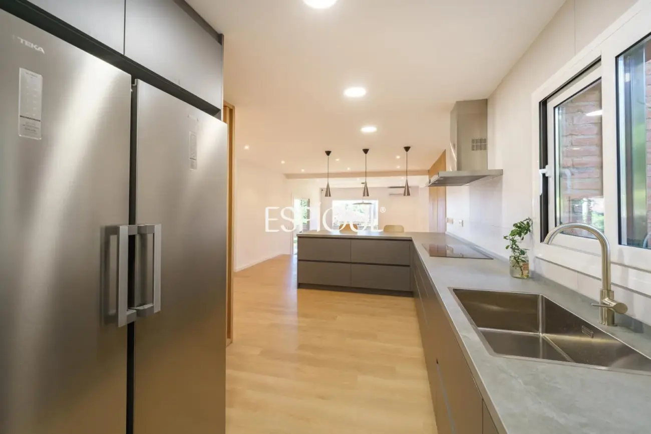 Exklusive Immobilie mit dem Charakter eines Reihenhauses in einer prestigeträchtigen privaten Wohnanlage in Alella