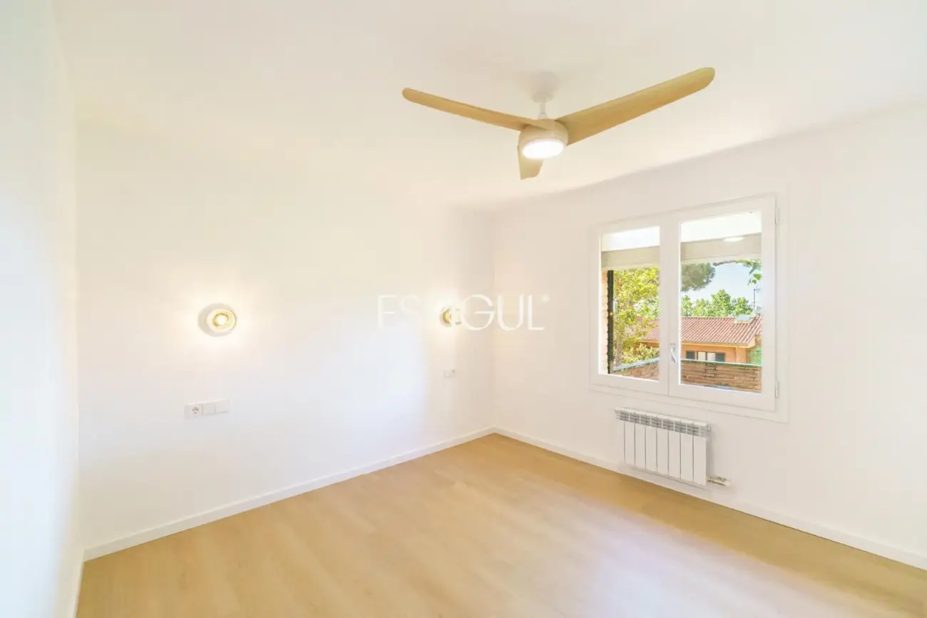 Exklusive Immobilie mit dem Charakter eines Reihenhauses in einer prestigeträchtigen privaten Wohnanlage in Alella