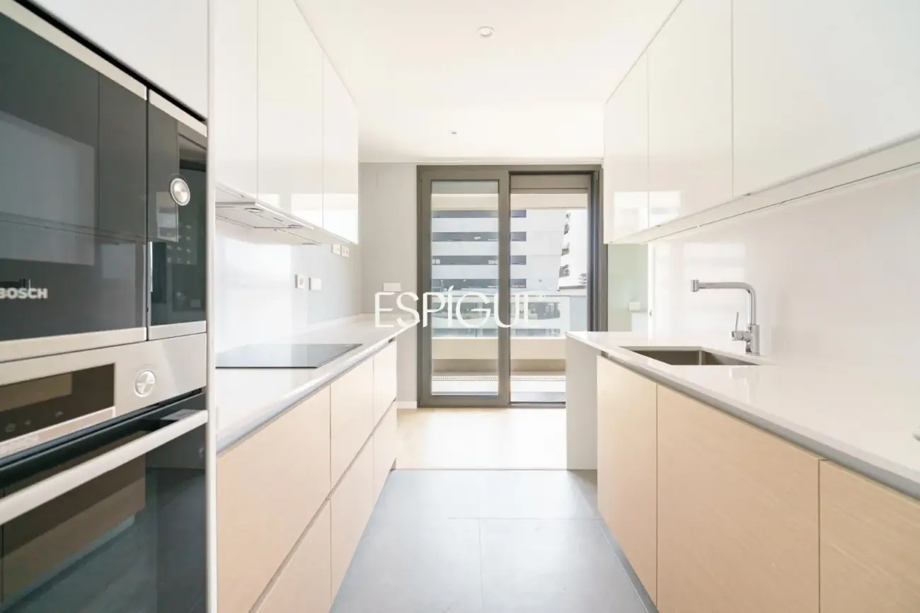 Exclusiva vivienda de obra nueva con gran terraza privada junto al puerto de Badalona