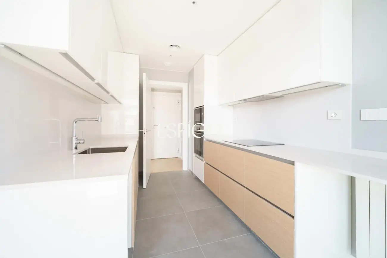 Exclusiva vivienda de obra nueva de 4 dormitorios y amplio balcón junto al puerto de Badalona