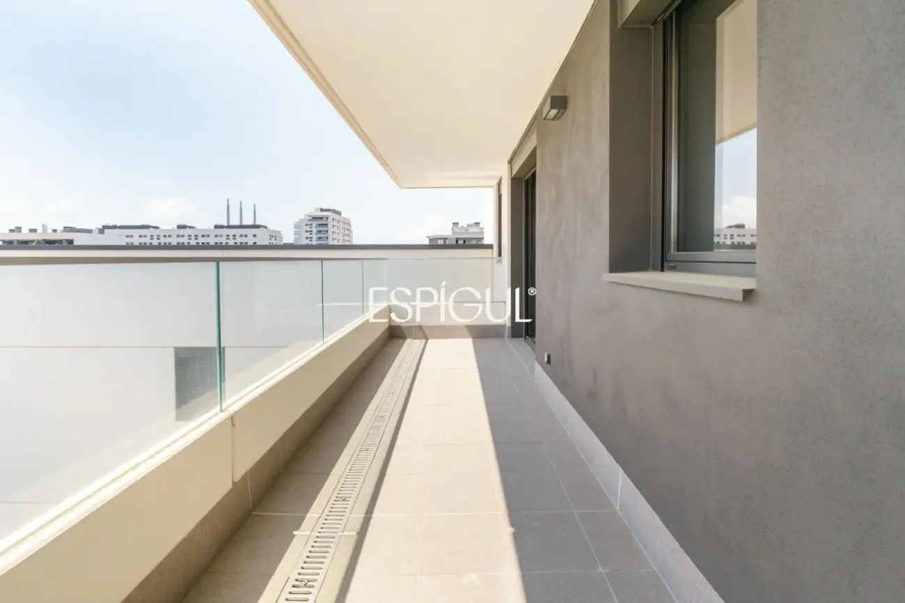 Exclusiva vivienda de obra nueva de 4 dormitorios y amplio balcón junto al puerto de Badalona