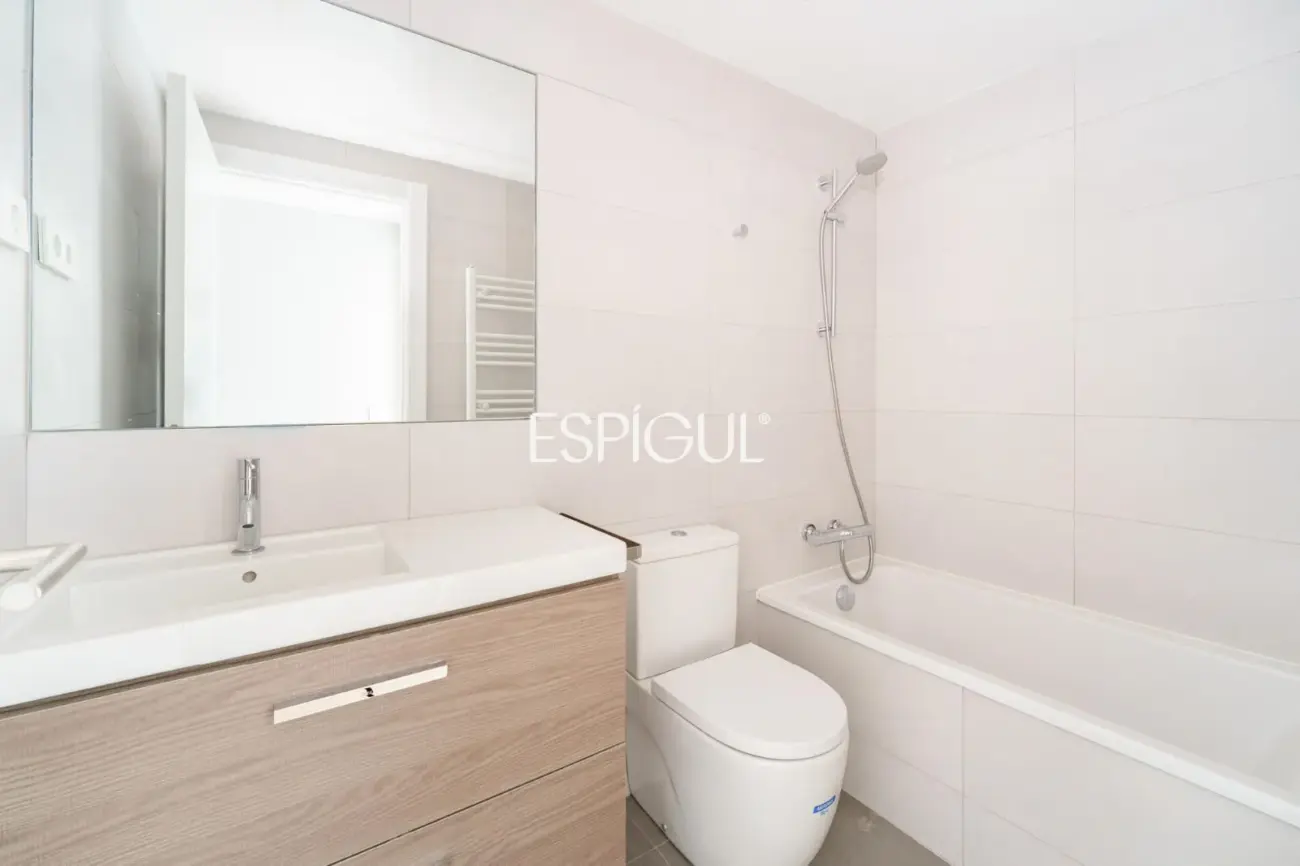 Exclusiva vivienda de obra nueva de 4 dormitorios y amplio balcón junto al puerto de Badalona