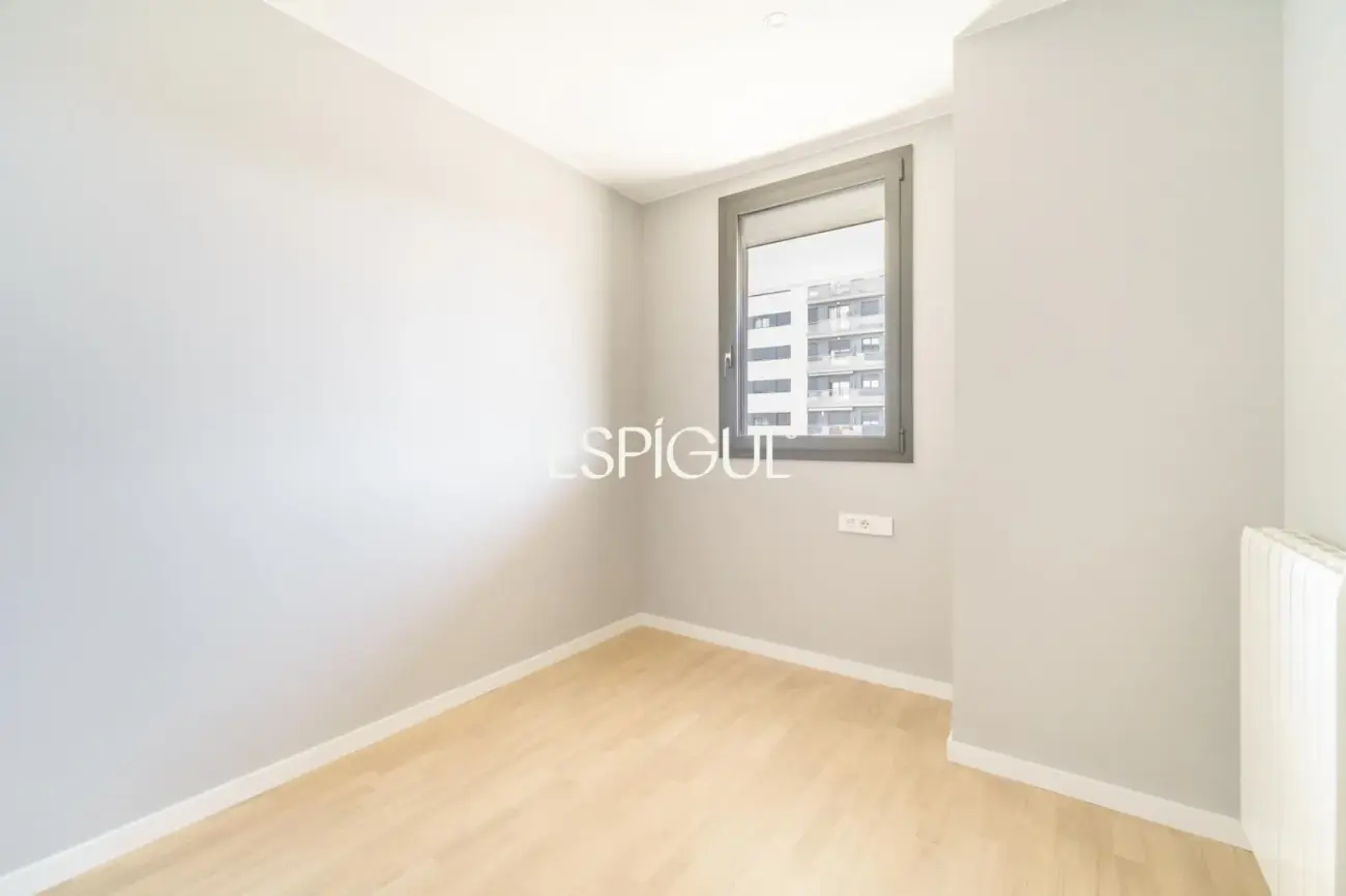 Exclusiva vivienda de obra nueva de 4 dormitorios y amplio balcón junto al puerto de Badalona